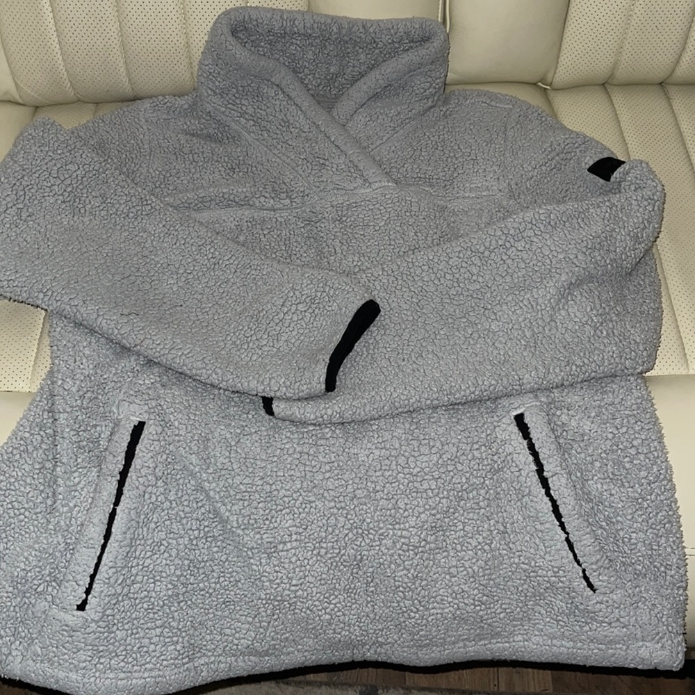 The Northface Fluffy Pullover Large - image 1